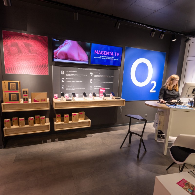 Innenansicht des Shops Homburg-Einöd im Globusmarkt mit O2 Bereich, MagentaTV, Smartphone-Ausstellung und persönlicher Beratung zu Telekom, O2 und Congstar