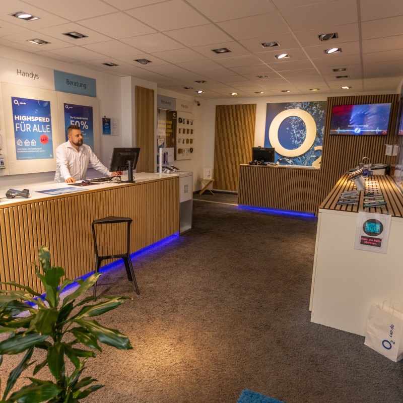 Innenansicht eines O2 und Congstar Shops mit Beratungstheke, Smartphone-Ausstellung, O2 Branding und persönlicher Beratung zu Mobilfunk und Internet