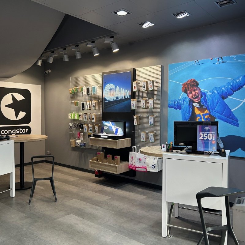 Innenansicht des Multibrand-Shops in Homburg Talstraße mit Congstar Bereich, Zubehörwand, Beratungsplatz und Smartphone-Ausstellung für O2, Congstar und Telekom