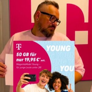 DanTel-Mitarbeiter präsentiert ein Telekom MagentaMobil Young Angebot mit 50 GB Datenvolumen für junge Leute unter 28 Jahren.