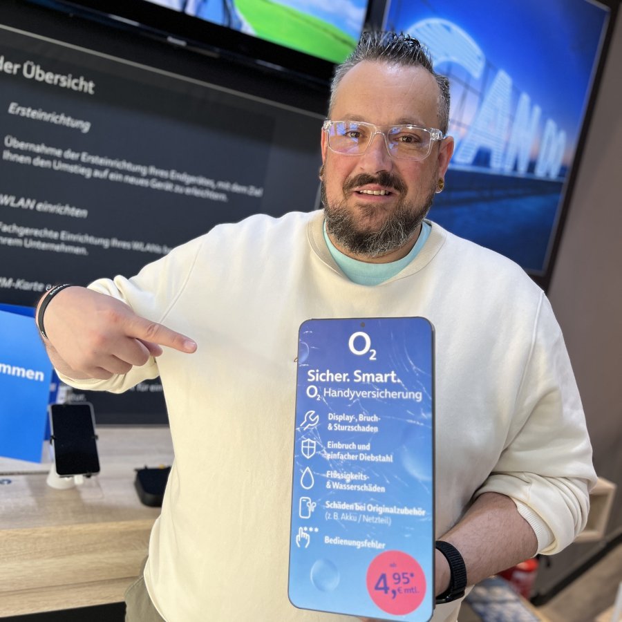Mitarbeiter im DanTel Shop zeigt die O2 Handyversicherung mit Leistungen und Preis ab 4,95 Euro monatlich