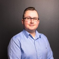 Portrait von Alexander Steinböck, Salesmanager im DanTel Team für Mobilfunkberatung, Telekommunikation, Kundenberatung und Service vor Ort