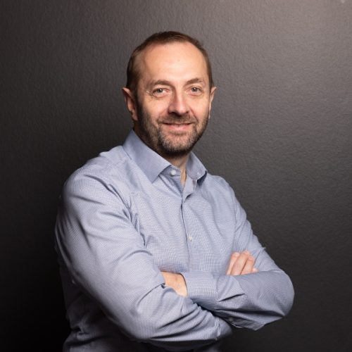 Portrait von Alpaslan Danisman, Geschäftsführer bei DanTel für Telekommunikation, Mobilfunk, Kundenberatung und Service vor Ort