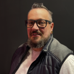 Portrait von Benedikt Fritzinger, Salesmanager im DanTel Team für Mobilfunkberatung, Telekommunikation, Verkauf und Service vor Ort