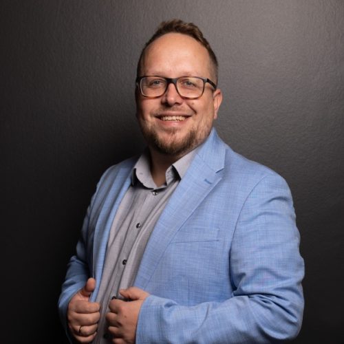 Portrait von Lukasz Swierczek, Geschäftsführer bei DanTel für Telekommunikation, Mobilfunk, Kundenservice und Beratung vor Ort