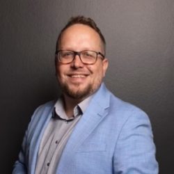 Portrait von Lukasz Swierczek, Geschäftsführer bei DanTel für Telekommunikation, Mobilfunk, Kundenservice und Beratung vor Ort