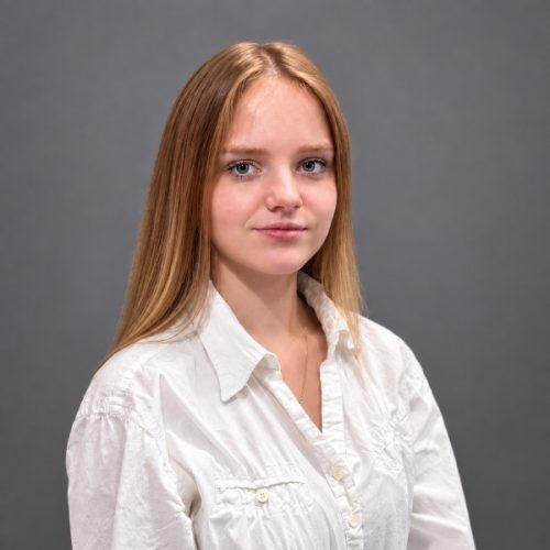 Portrait von Ronja Thiem, Salesmanagerin im DanTel Team für Mobilfunkberatung, Telekommunikation, Kundenservice und Verkauf