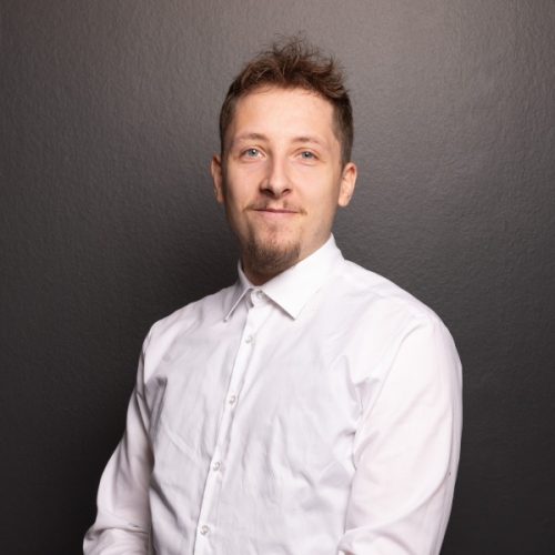 Portrait von Tim Walter, Salesmanager im DanTel Team für Mobilfunk, Telekommunikation, Kundenberatung und Service vor Ort